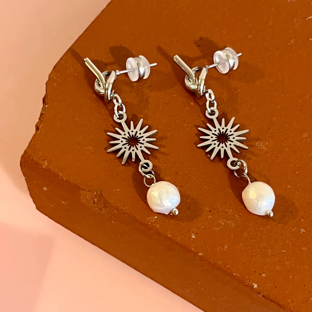 Penny Foggo – Pearl Sunburst Knots in silver (Fine Thanks)